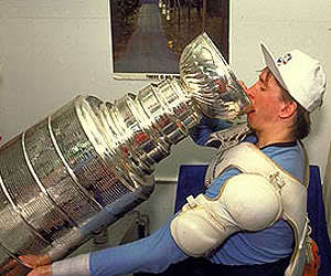 Jari Kurri drinks from Lord Stanley's Cup!!!