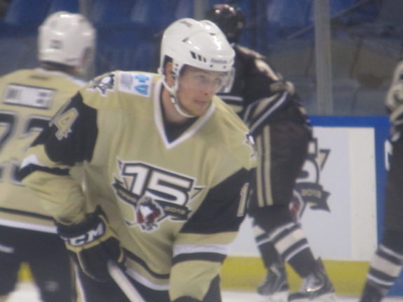 Penguins forward Tom Kuhnhackl sporting the team's 15th anniversary alternate jerseys at warmups. (Alison Myers/THW)