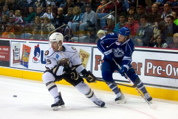 Hershey Bears Julien Brouillette vs Syracuse Crunch 18 December 2013 (Annie Erling Gofus/The Hockey Writers)